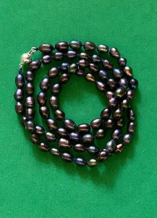 Довге ожерельє з крупних овальних натуральних річкових перлин чорного кольору з переливом зі срібною застібкою