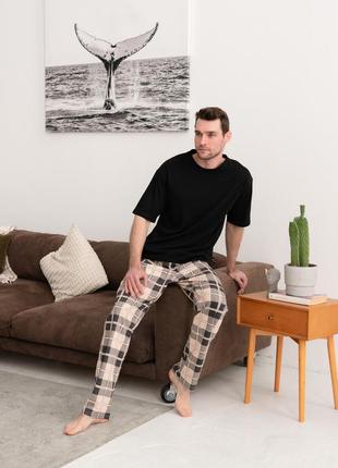 Чоловіча бавовняна піжама домашній чоловічий піжамний комплект штани в карту та чорна футболка5 фото