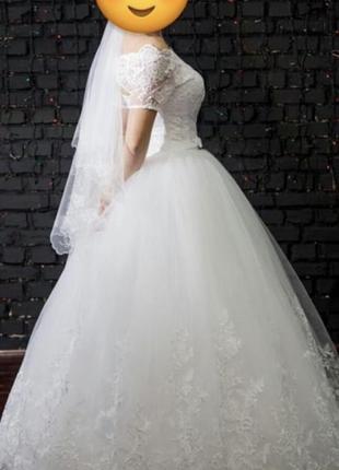 Дуже гарна весільна сукня розмір 44
