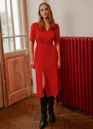 Червона сукня в горох