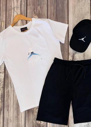 Літній чоловічий комплект jordan (шорти + футболка)біла футболка і чорні шорти