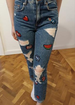 Женские, стильные джинсы, с молодежными аппликациями, divided by h&m.