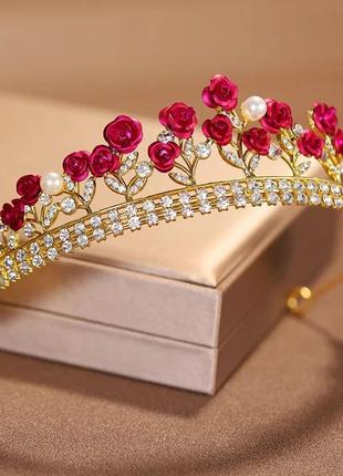 Корона з червоними трояндочками та перлинами в золотій фурнітурі