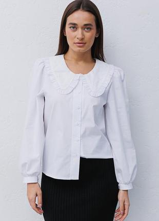 Біла блуза з відкладним коміром з вишивкою