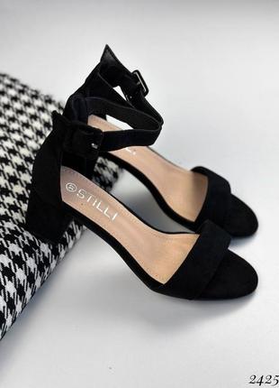 Женские черные замшевые босоножки на невысоких каблуках