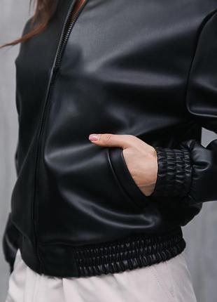 Жіноча куртка-бомбер з екошкіри чорного кольору