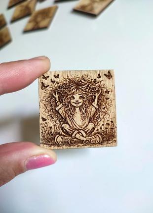 Магніт із дерева кудрява дівчинка handmade 👉 4x4см