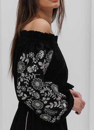 Сукня-вишиванка з відкритими плечима чорна з квітами гладдю