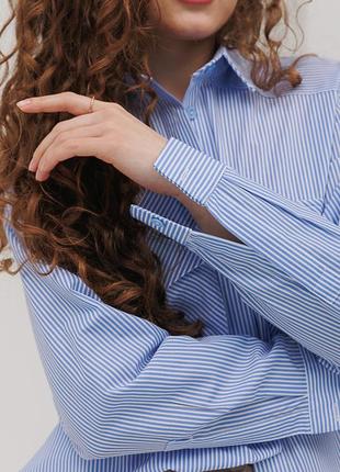 Жіноча сорочка з кишенями на грудях молочна в блакитну смужку