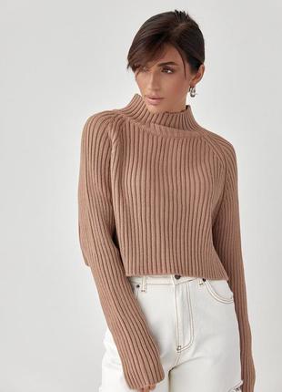 Короткий вязаный свитер в рубчик с рукавами-регланами - светло-коричневый цвет, l (есть размеры)