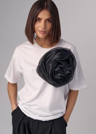 Женская футболка с крупным объемным цветком - белый цвет, s (есть размеры)