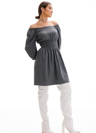 Коротка сукня сіра з гумкою на талії та відкритими плечима