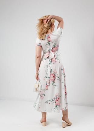 Літня сукня максі в підлогу в квітковий принт з коротким рукавом біла з трояндами батал3 фото
