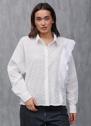Блуза білого кольору з рюшею збоку
