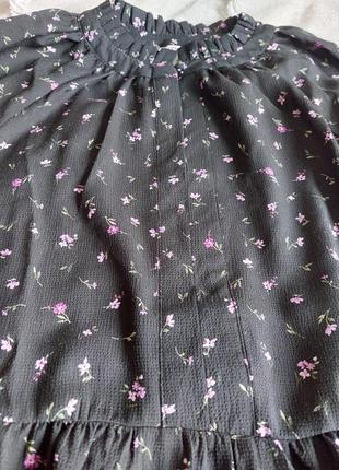 Черное легкое платье в цветочный принт6 фото