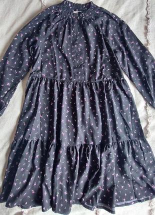 Черное легкое платье в цветочный принт4 фото