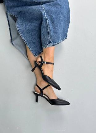 Босоножки женские кожаные черного цвета на каблуках