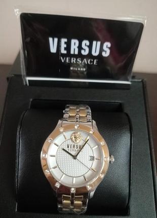 Годдиник versus versace
корпус 38мм
кварцовий механізм
водозахист 50 wr 
сталь: нержавіюча
скло:мінеральне
камені сваровського
дуже гарний