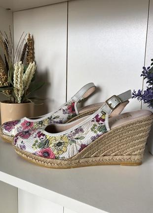 Жіночі босоніжки з принтом