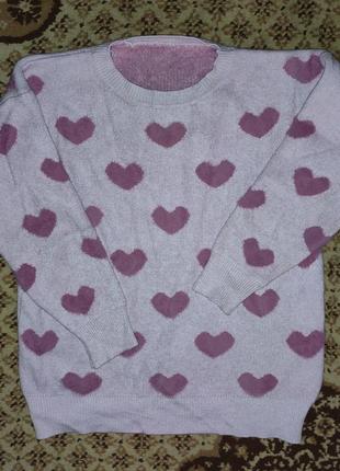 Розовый вязаный свитер с сердечками