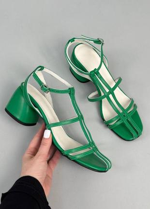 Босоніжки на каблуках жіночі шкіряні зеленого кольору