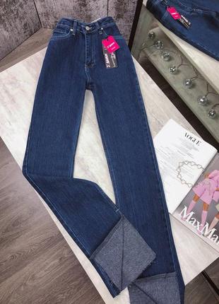 Женские джинсы на высокой талии с разрезами.