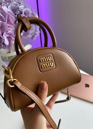 Шкіряна коричнева сумка в стилі miu miu
