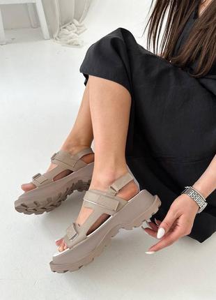 Жіночі кемел, бежеві базові шкіряні босоніжки на тракторній підошві з натуральної шкіри на липучках