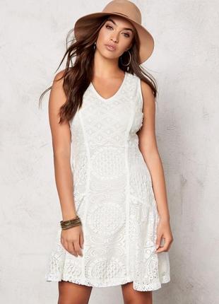 Очень красивое белое ажурное платье desigual
