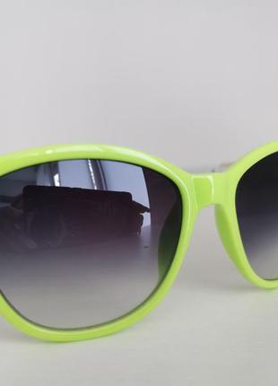 Солнцезащитные очки салатового цвета