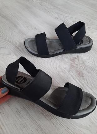 Босоножки на низком ходу сандали сандалии  bata