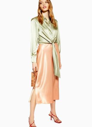 Стильная сатиновая атласная персиковая юбка миди с разрезами по бокам