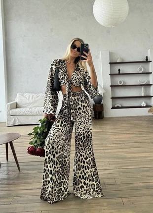 Женский костюм с леопардовым принтом