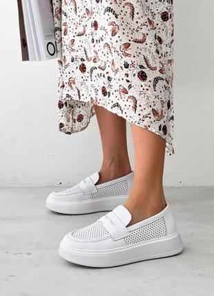 Білі жіночі лофери туфлі з наскрізною перфорацією на високій підошві потовщеній з натуральної шкіри шкіряні лофери мокасини