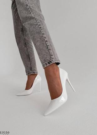 Элегантные белые туфли