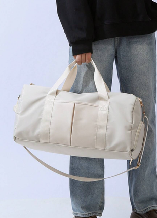 Новая спортивная дорожная сумка молочного цвета