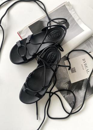 Чорні босоніжки сандалі на платформі на шнуровці завязках cropp