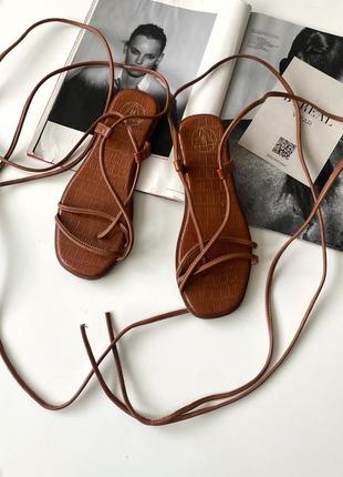 Коричневые босоножки на шнуровке сандалии на завязках змеиный принт