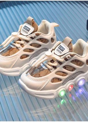 Классные кроссовки с подсветкой с принтом с фиксатором на шнуровке