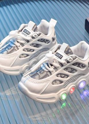 Классные кроссовки с подсветкой с фиксатором на шнуровке