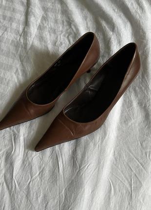 Кожаные трендовые туфли лодочки коричневые kitten heels zara