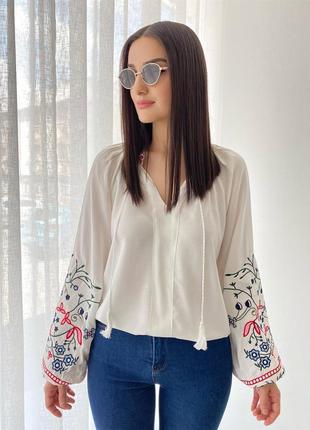 Белая вышиванка с вышитым воротником