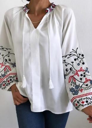 Белая вышиванка с вышитым воротником