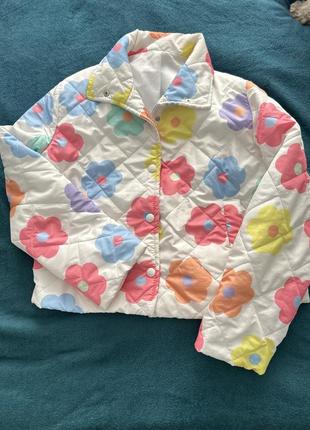 Легкая веселая куртка итальялия укороченная белая в цветы разноцветные стеганная