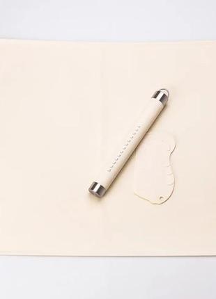 Силиконовый коврик со скалкой для раскатки теста с разметкой прямоугольный 70 х 50 см бежевый