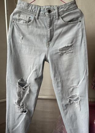 Светлые актуальные мом джинсы с разрезами