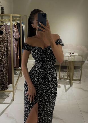 Неймовірна сукня з квітковим принтом міді з розрізом на зав'язках з відкритими плечима по фігурі