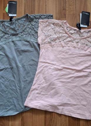 Женская футболка с кружевными вставками