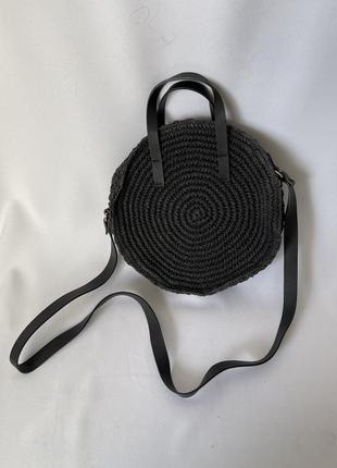 H&m чорна кругла соломʼяна літня сумочка на короткій та довгій ручці