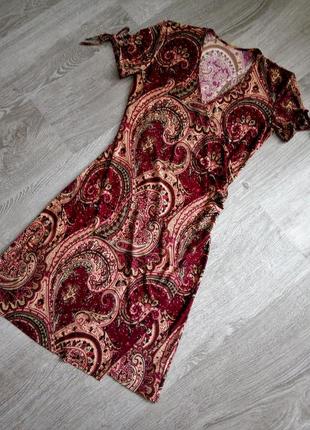 Яскрава сукня з турецьким орнаментом, із запахом.
